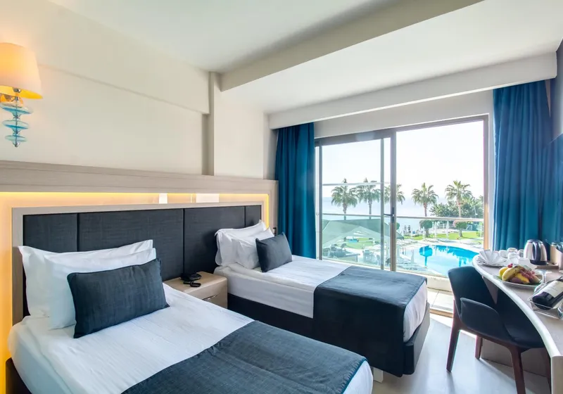 Falcon Hotel 4