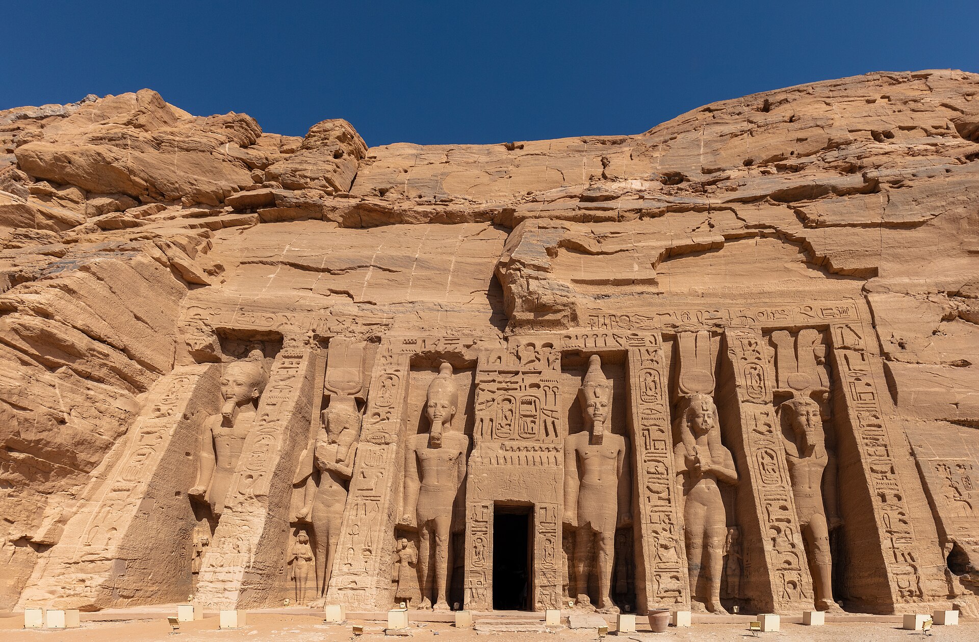 أبو سمبل — أسوان