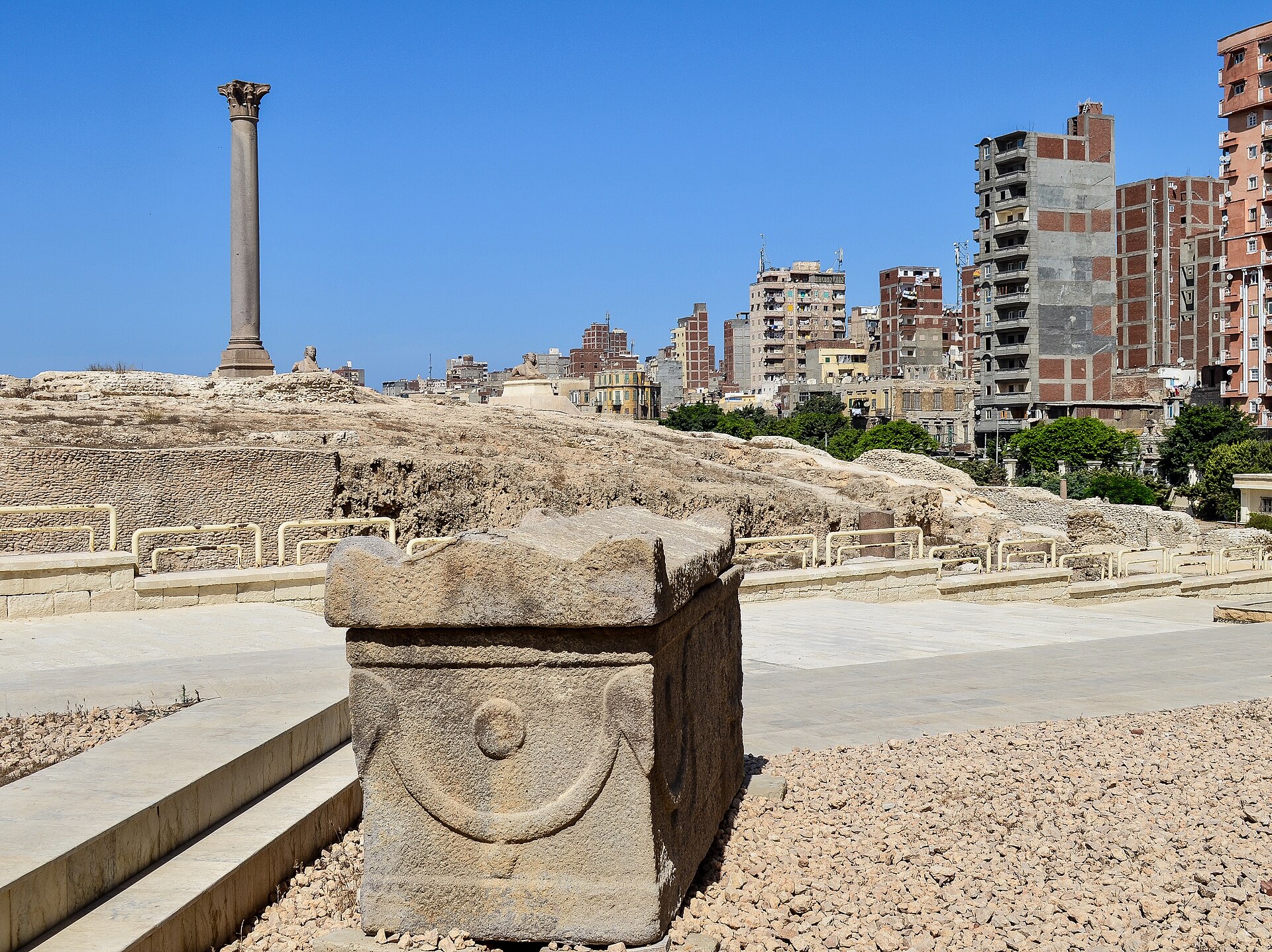 عمود السواري والسيرابيوم — الإسكندرية